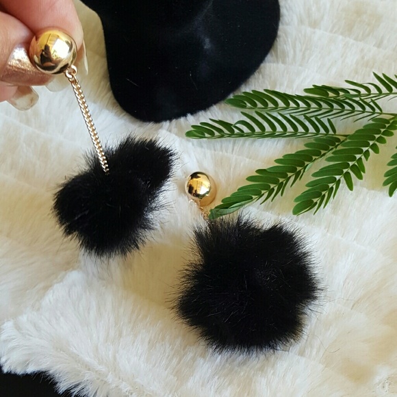 Zara pompom earrings - Picture 2 of 4